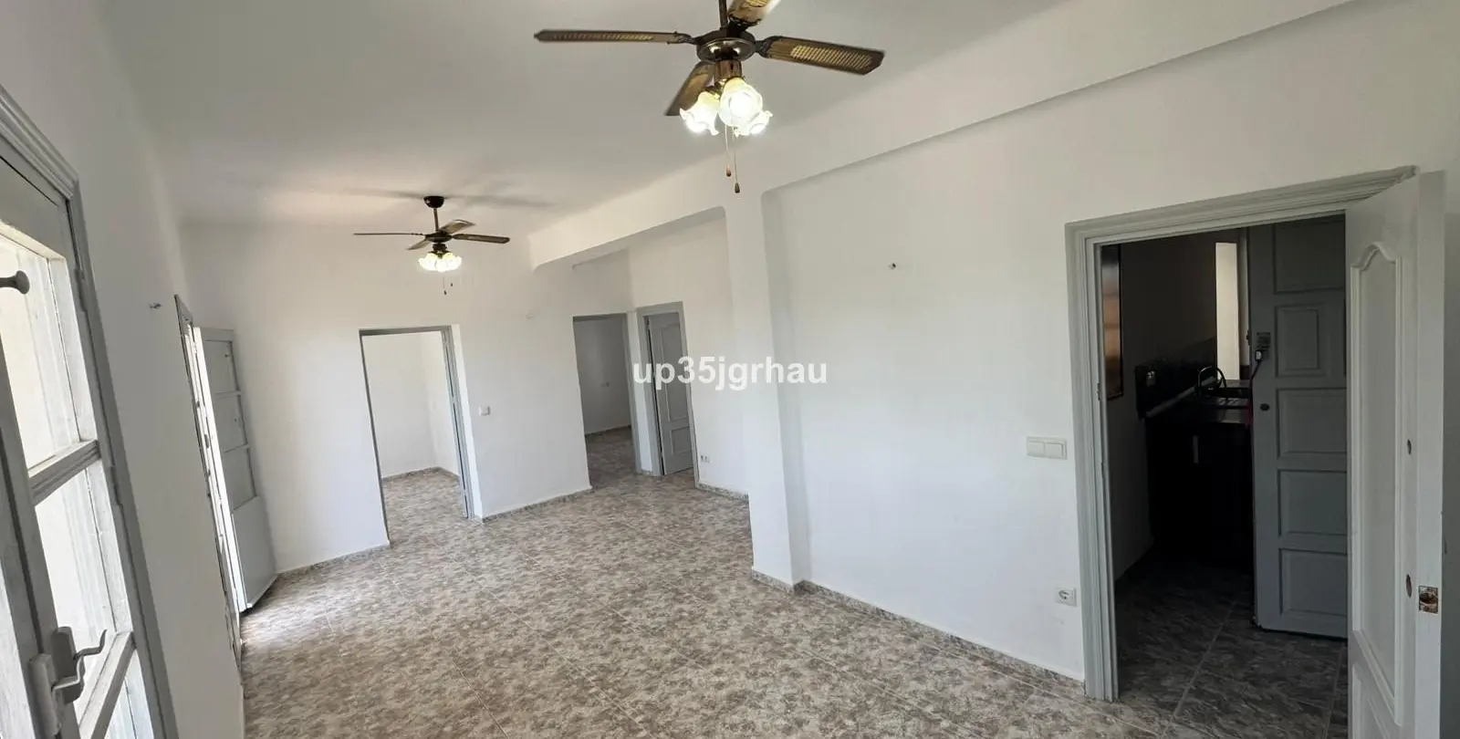 Продажа апартаментов на среднем этаже в Estepona 4