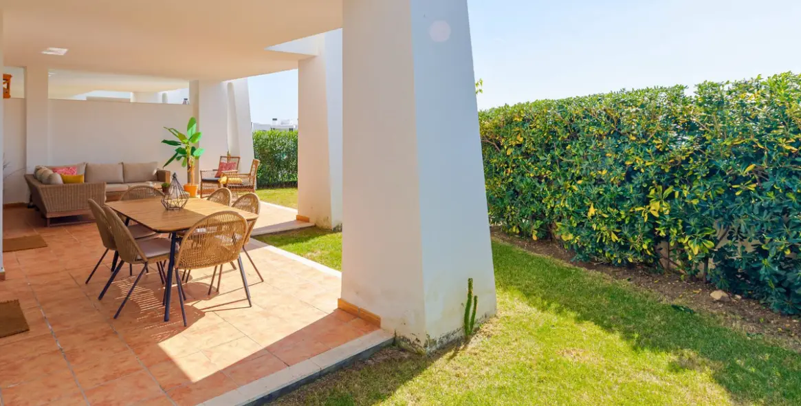 Продажа апартаментов на первом этаже в Casares Playa 2