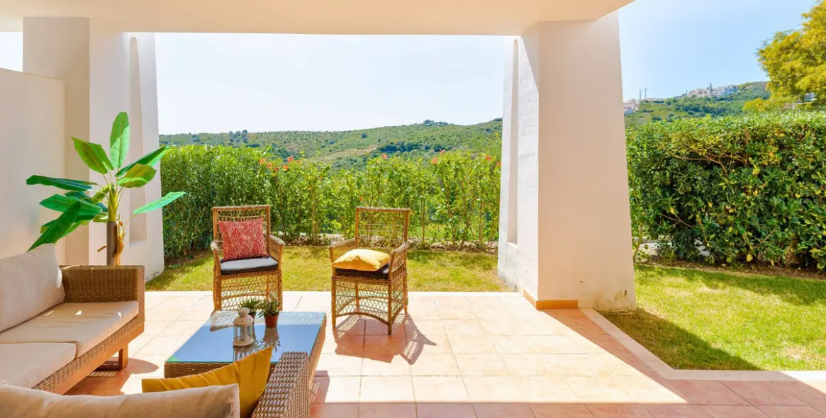 Продажа апартаментов на первом этаже в Casares Playa 7