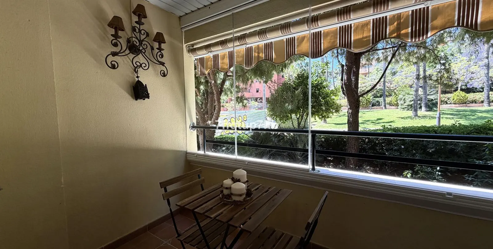 Venta de apartamento en planta media en Estepona 1