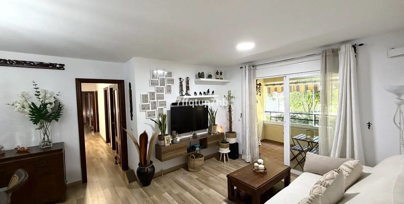 Venta de apartamento en planta media en Estepona 2