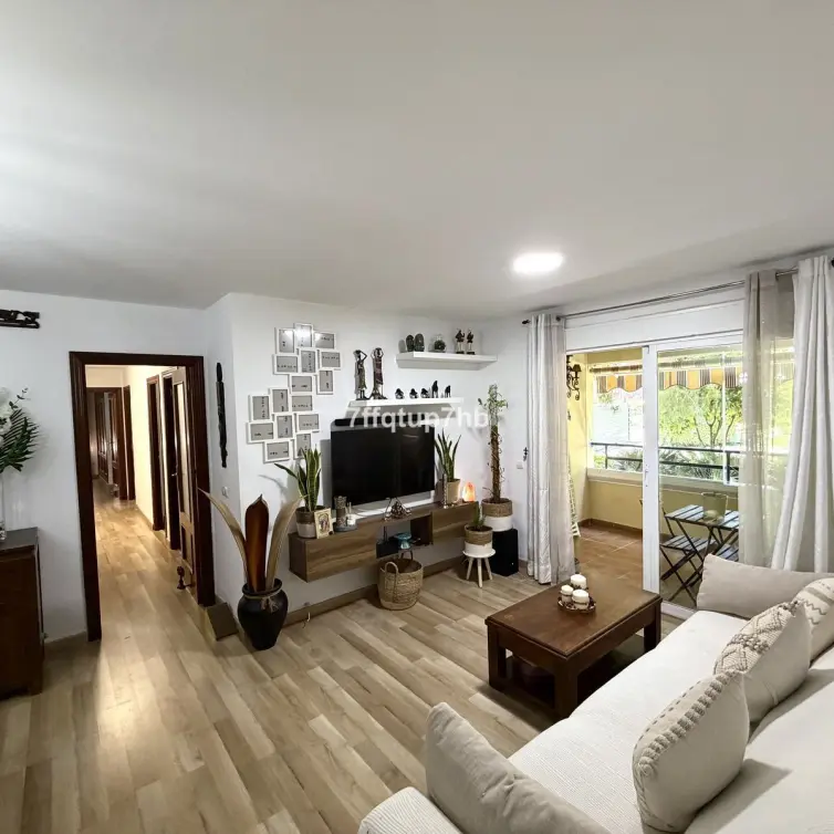 Sale of middle floor apartment in Estepona