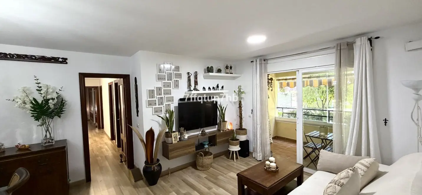 Sale of middle floor apartment in Estepona 1