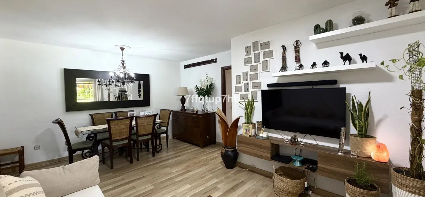 Sale of middle floor apartment in Estepona 2
