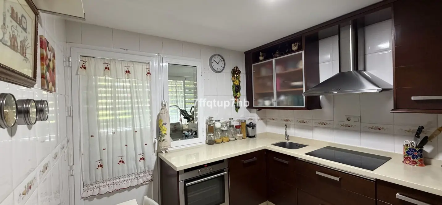 Sale of middle floor apartment in Estepona 3
