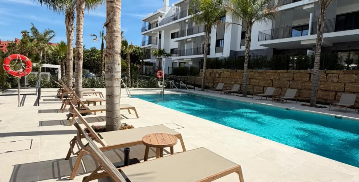 Venta de apartamento en planta media en Estepona 1