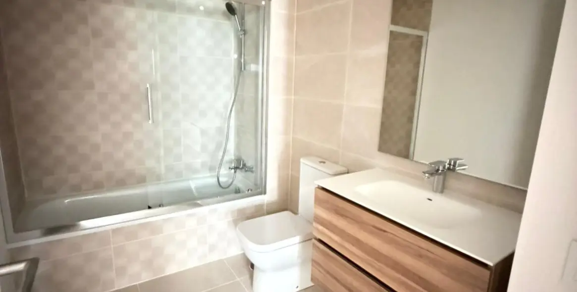 Venta de apartamento en planta media en Estepona 19