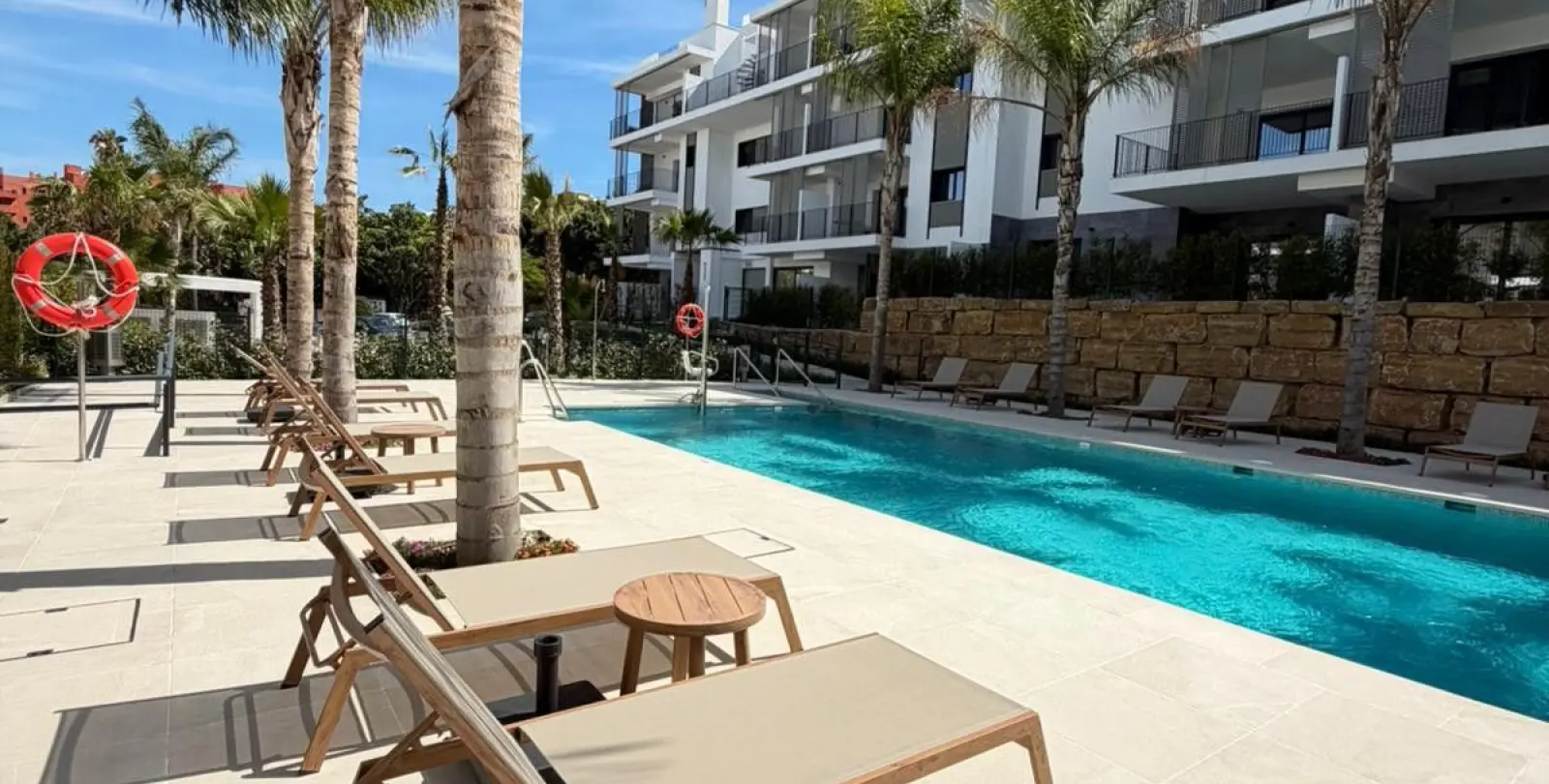 Продажа апартаментов на среднем этаже в Estepona 1