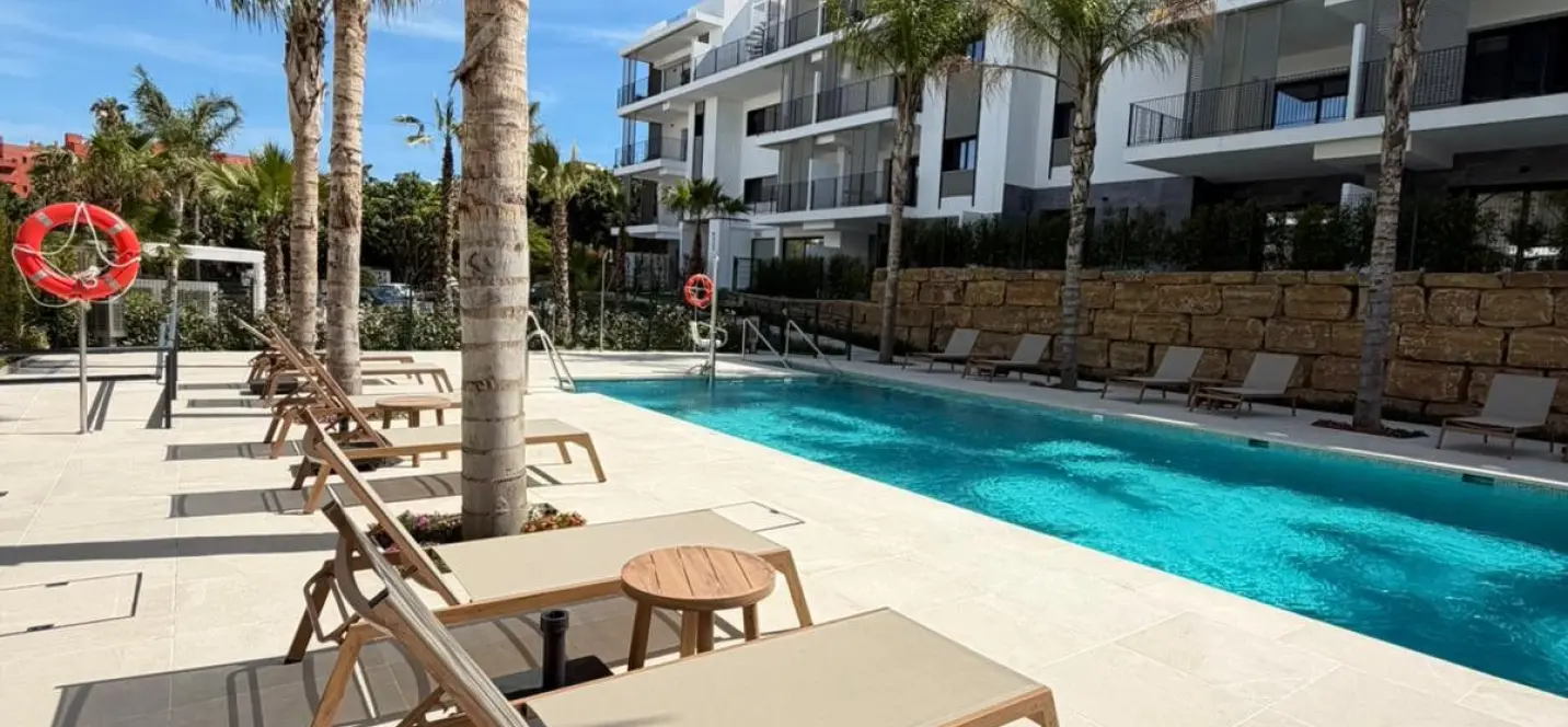 Продажа апартаментов на среднем этаже в Estepona 0