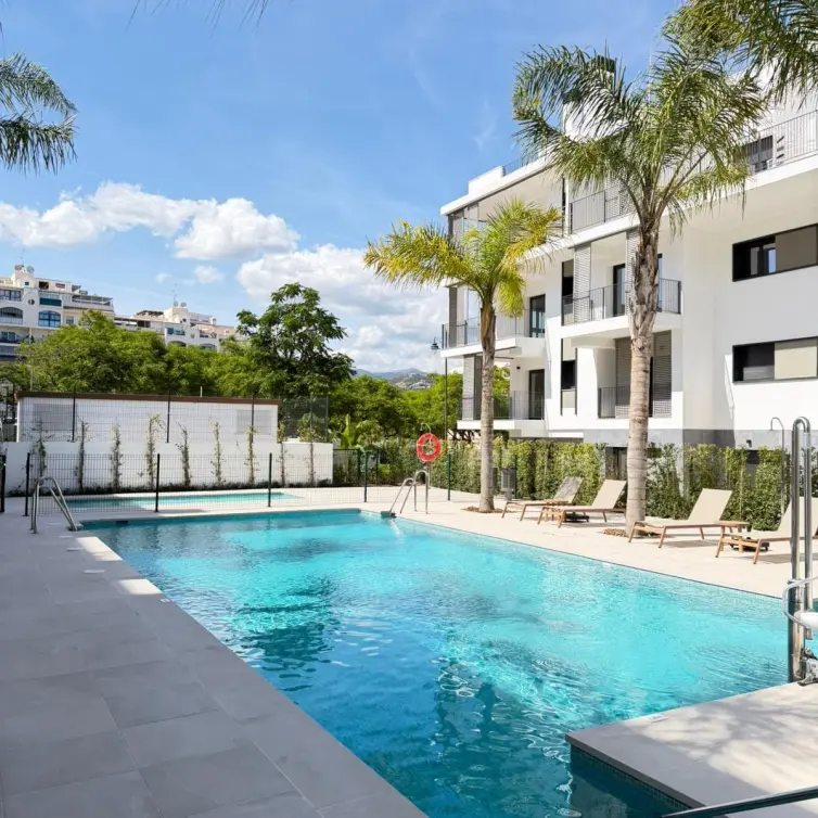 Продажа апартаментов на среднем этаже в Estepona