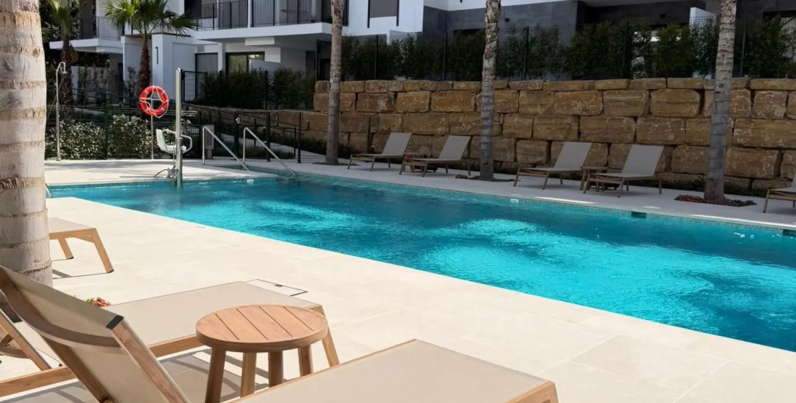 Продажа апартаментов на среднем этаже в Estepona 6
