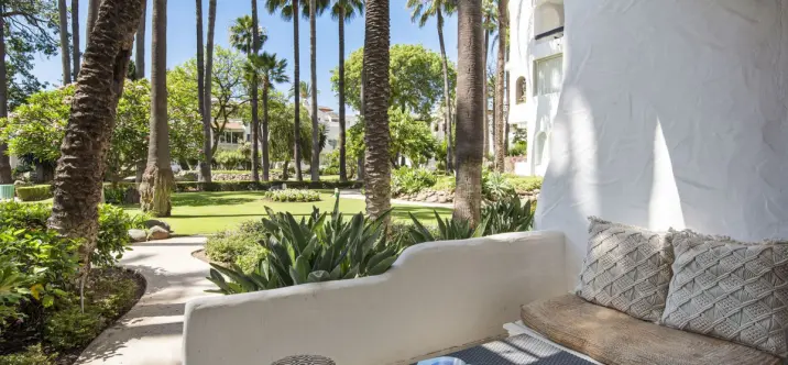 Sale of ground floor apartment in Puerto Banús 2