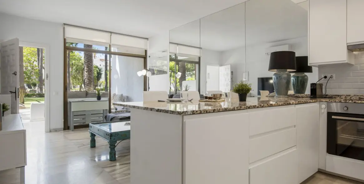 Sale of ground floor apartment in Puerto Banús 10