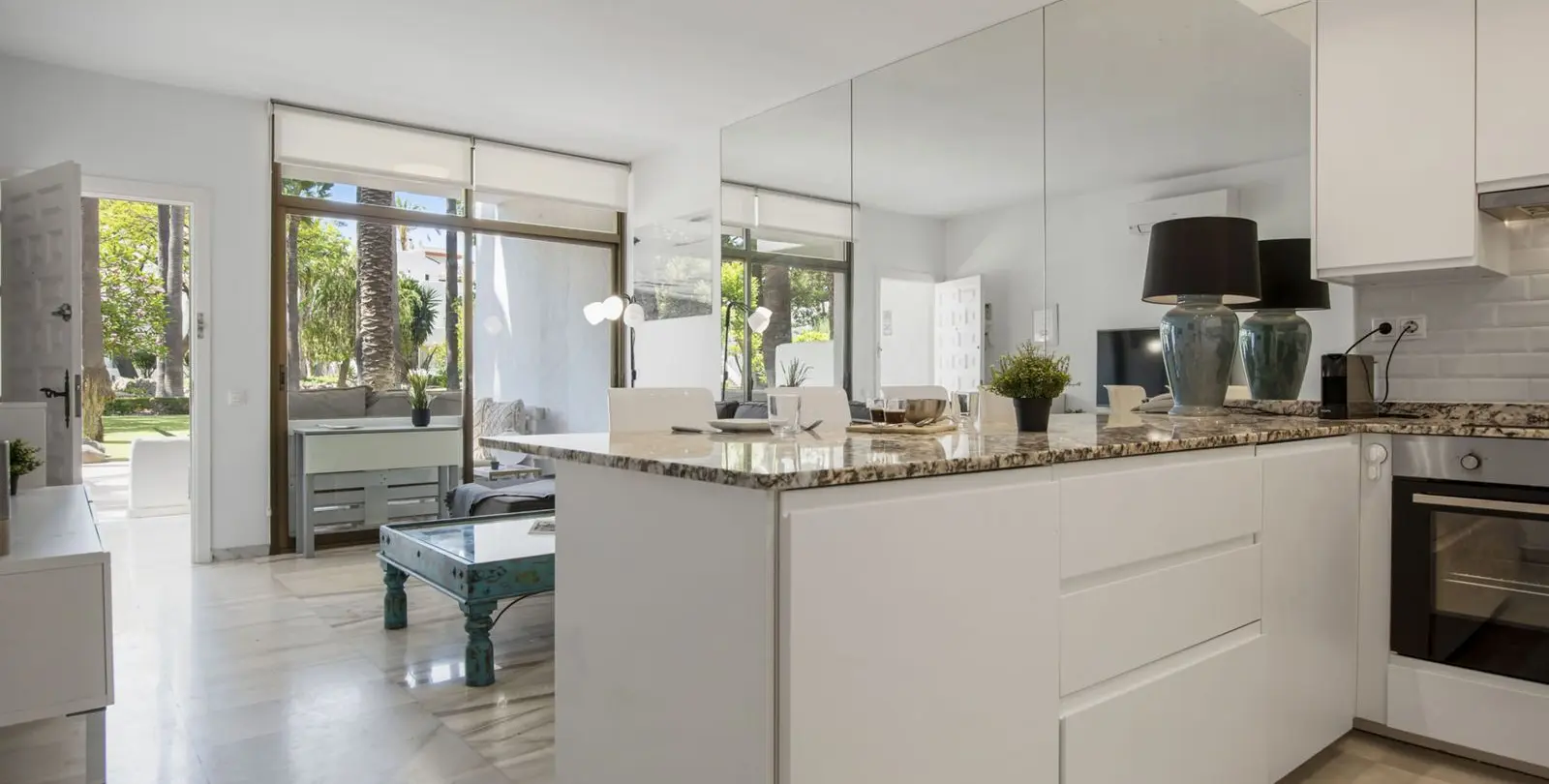 Sale of ground floor apartment in Puerto Banús 10