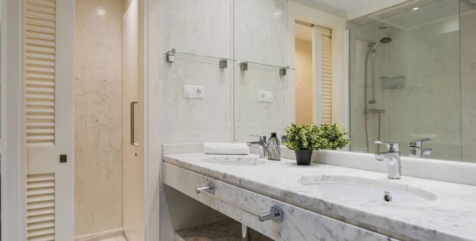 Sale of ground floor apartment in Puerto Banús 17