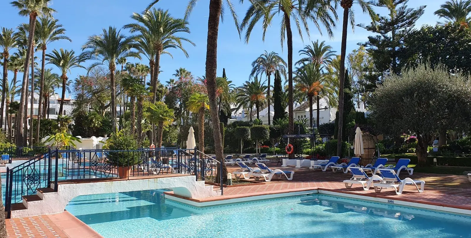 Sale of ground floor apartment in Puerto Banús 19