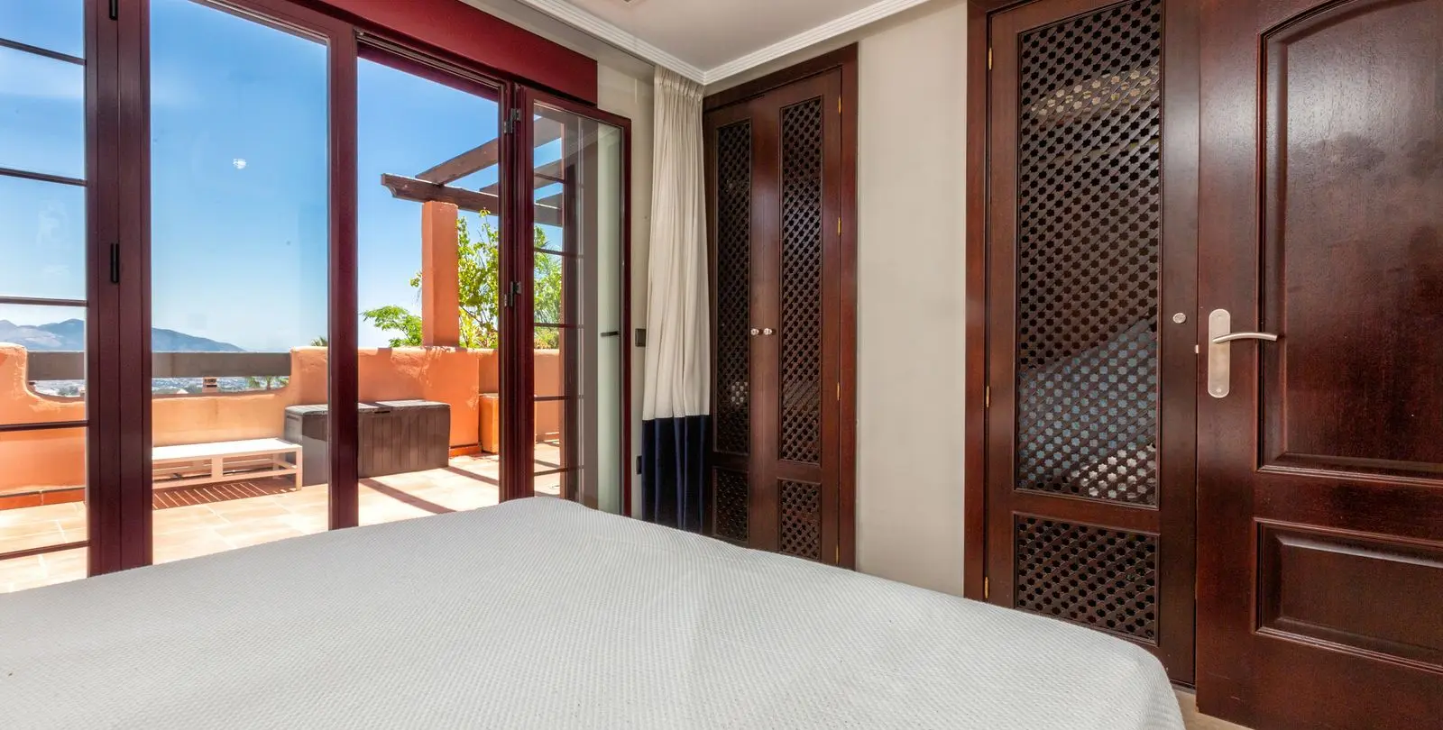 Sale of penthouse duplex in La Mairena 24