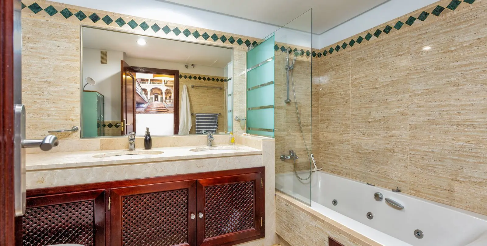 Sale of penthouse duplex in La Mairena 25