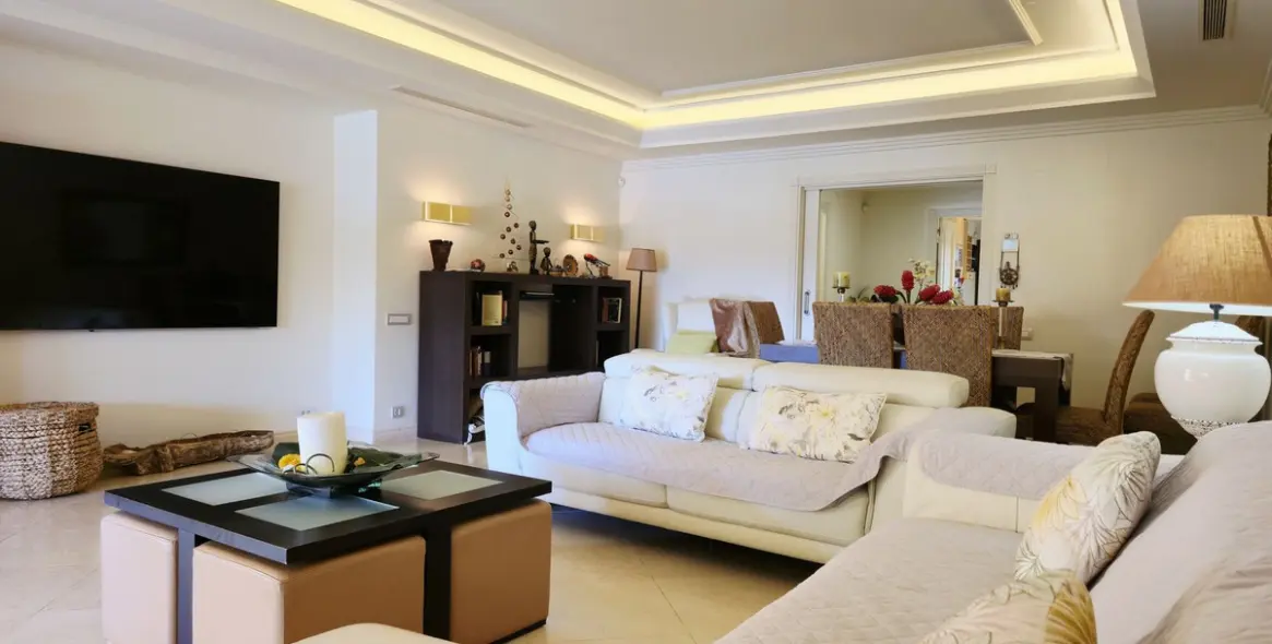 Venta de apartamento en planta media en Estepona 7