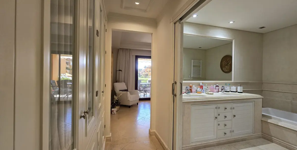 Venta de apartamento en planta media en Estepona 16