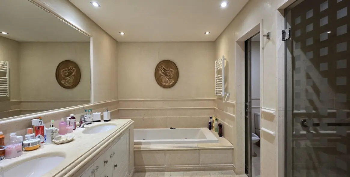 Venta de apartamento en planta media en Estepona 19