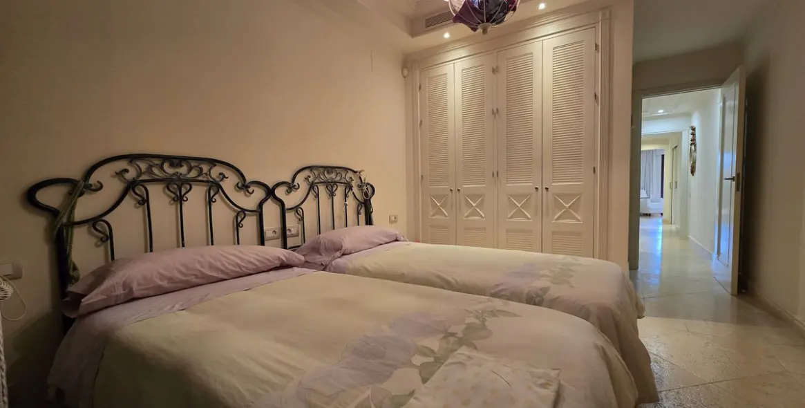 Venta de apartamento en planta media en Estepona 22