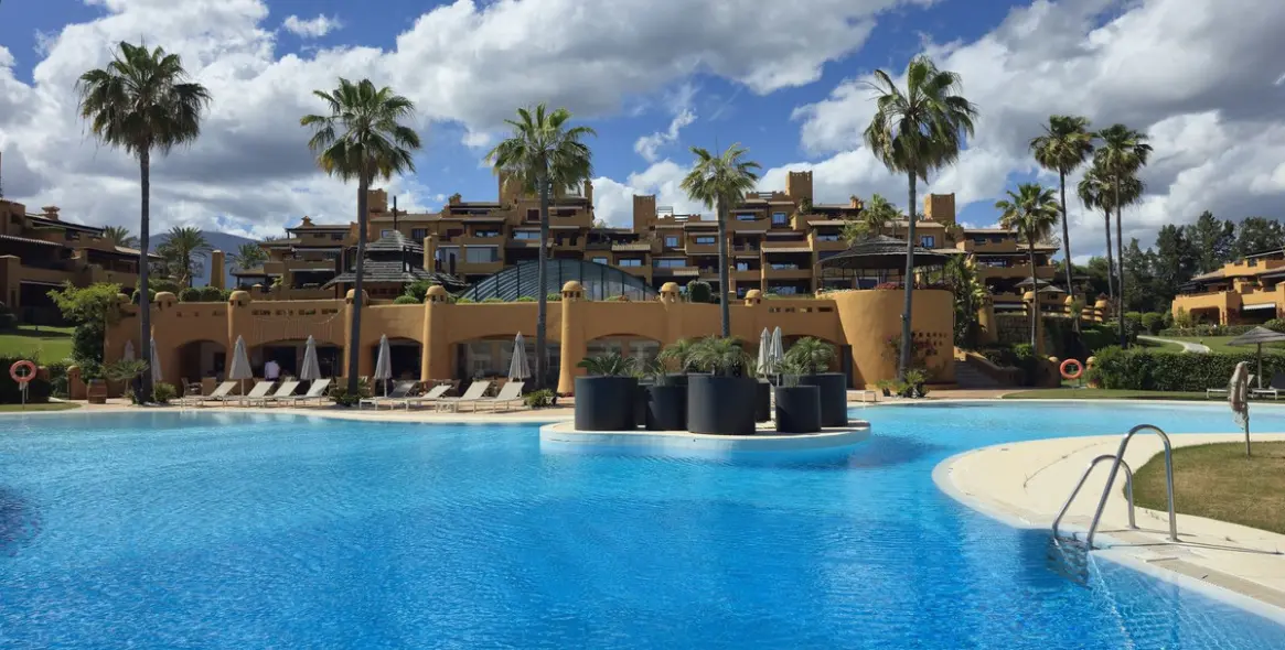 Venta de apartamento en planta media en Estepona 28