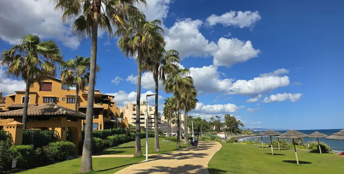 Sale of middle floor apartment in Estepona 5