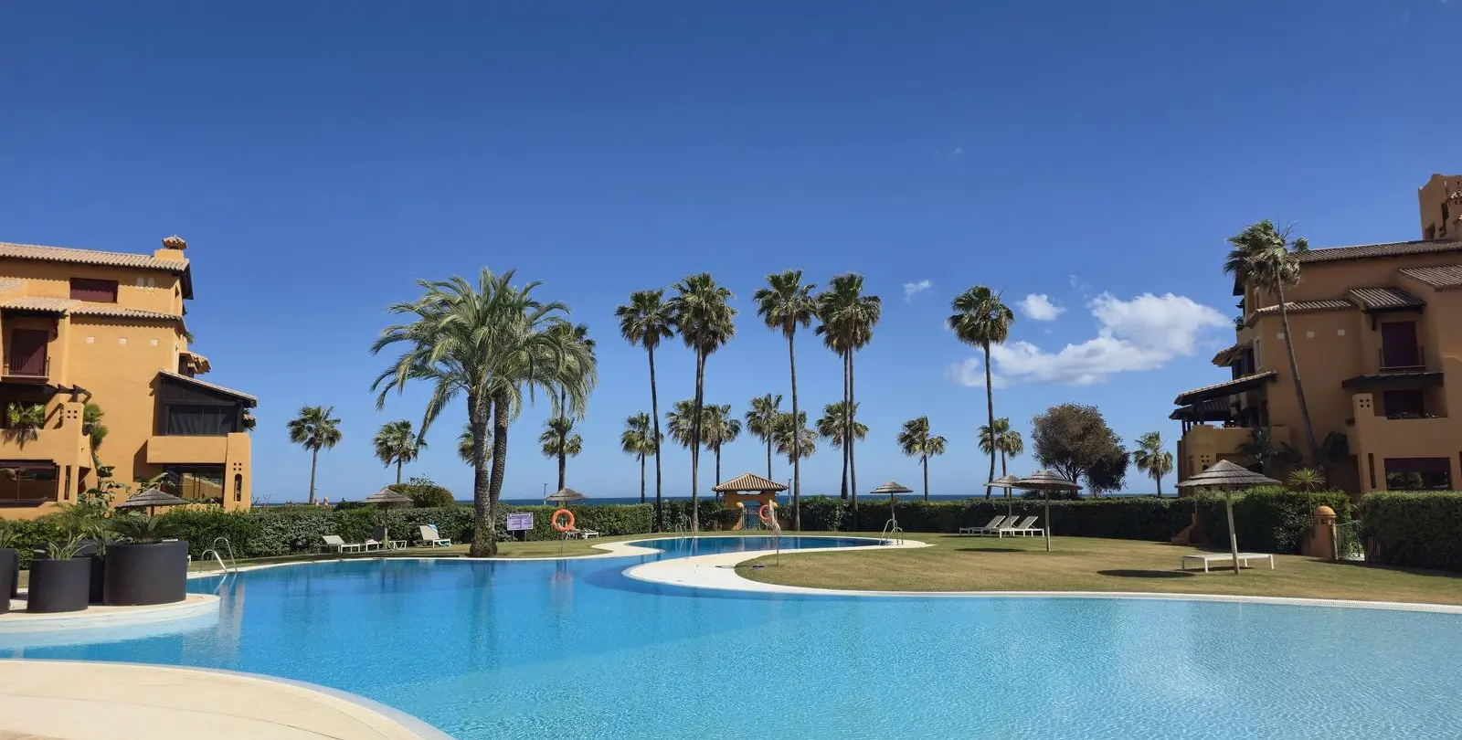 Продажа апартаментов на среднем этаже в Estepona 1
