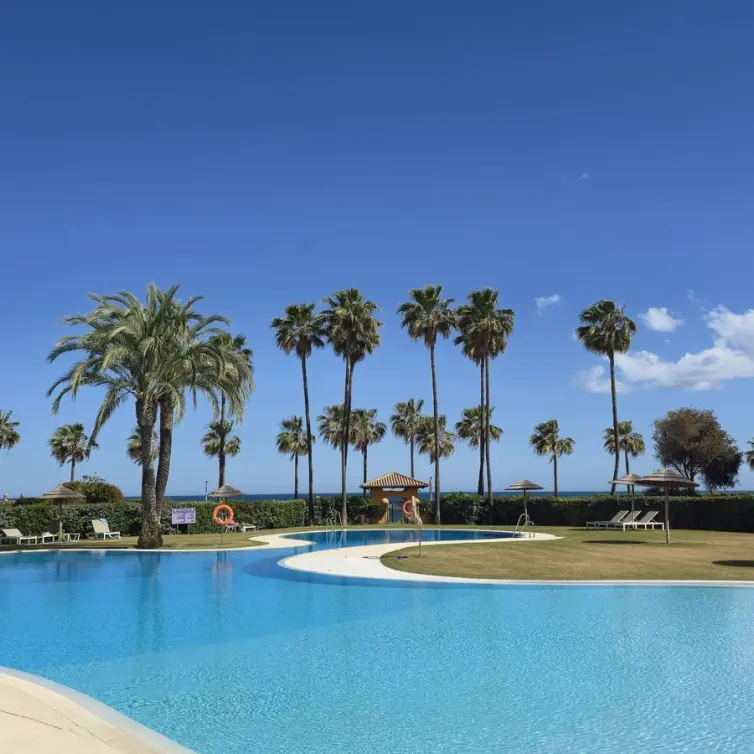Продажа апартаментов на среднем этаже в Estepona