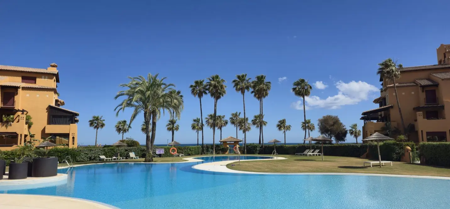 Продажа апартаментов на среднем этаже в Estepona 0