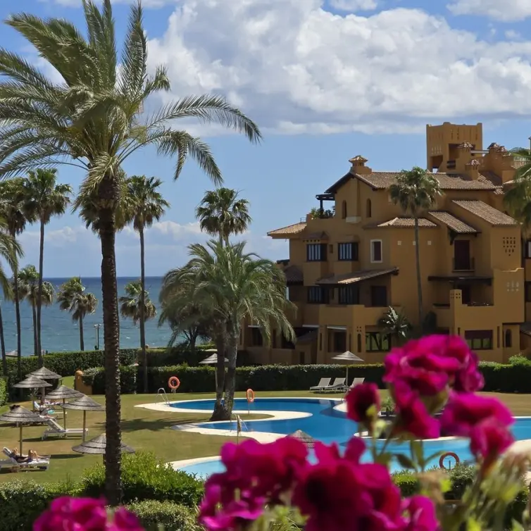 Продажа апартаментов на среднем этаже в Estepona