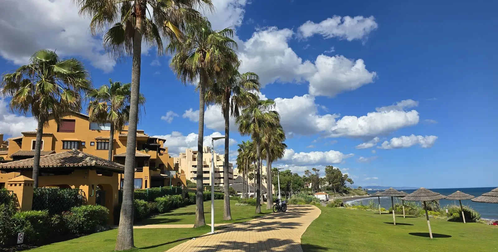 Продажа апартаментов на среднем этаже в Estepona 5