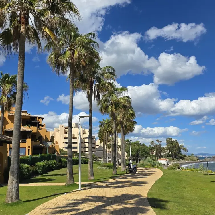 Продажа апартаментов на среднем этаже в Estepona