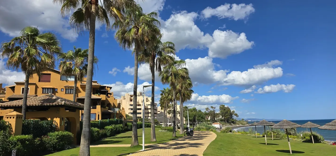 Продажа апартаментов на среднем этаже в Estepona 4