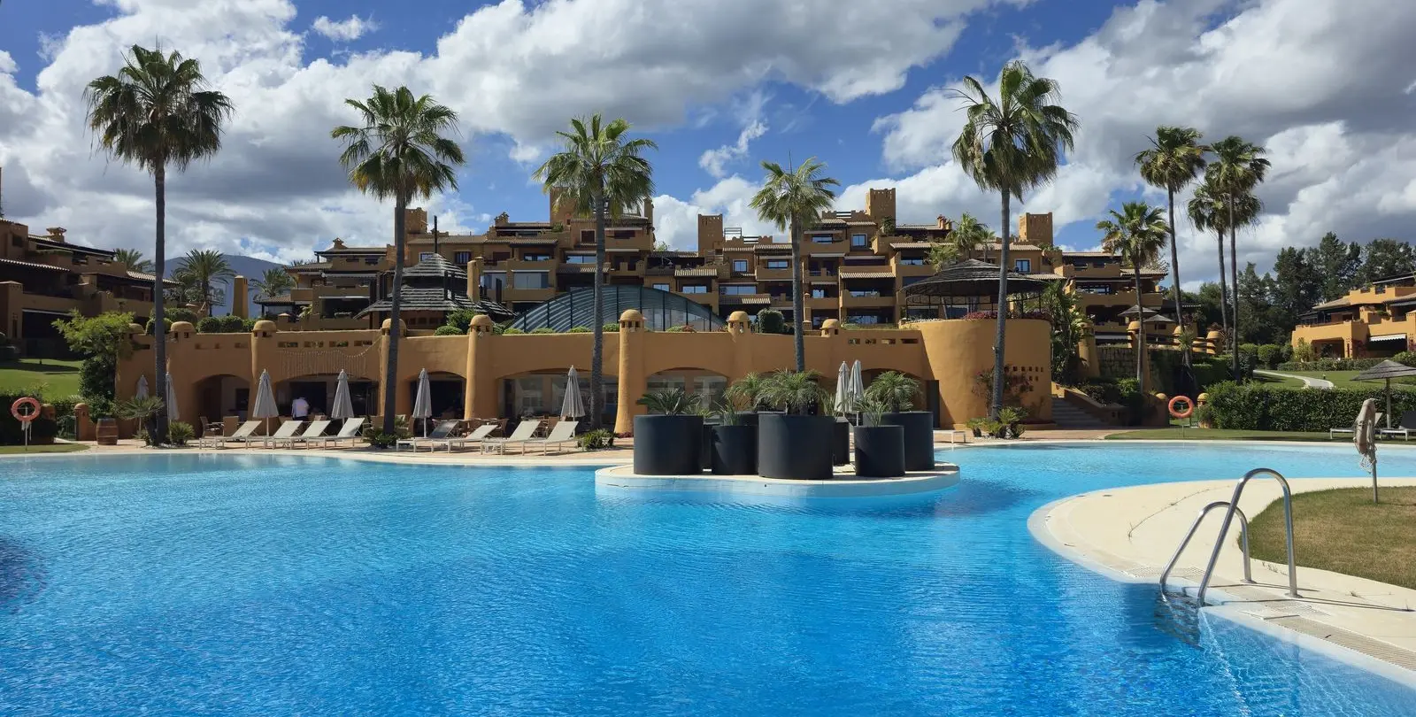Продажа апартаментов на среднем этаже в Estepona 28