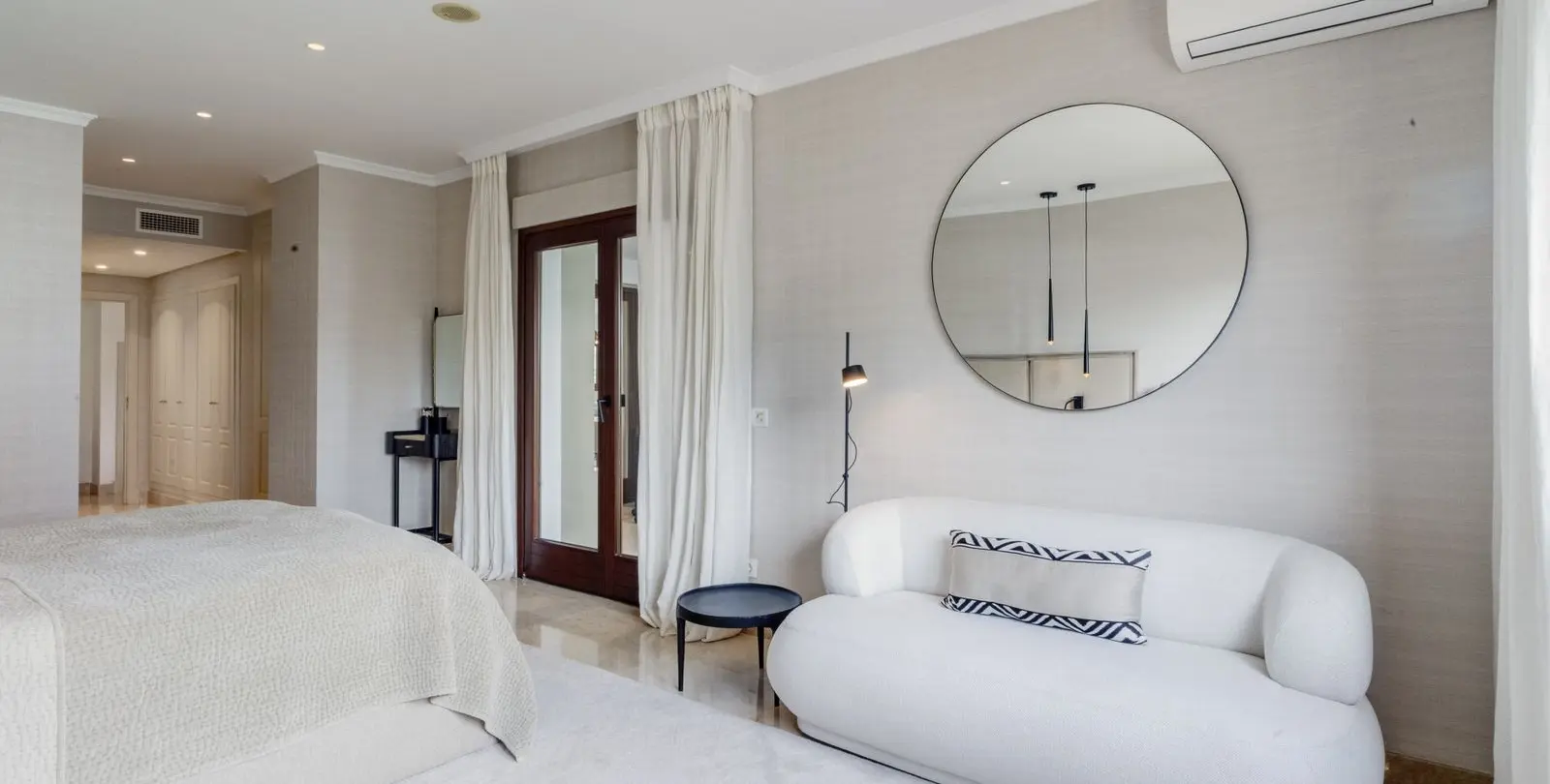 Sale of penthouse duplex in The Golden Mile 14