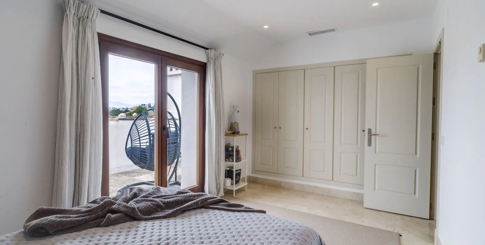 Sale of penthouse duplex in The Golden Mile 20