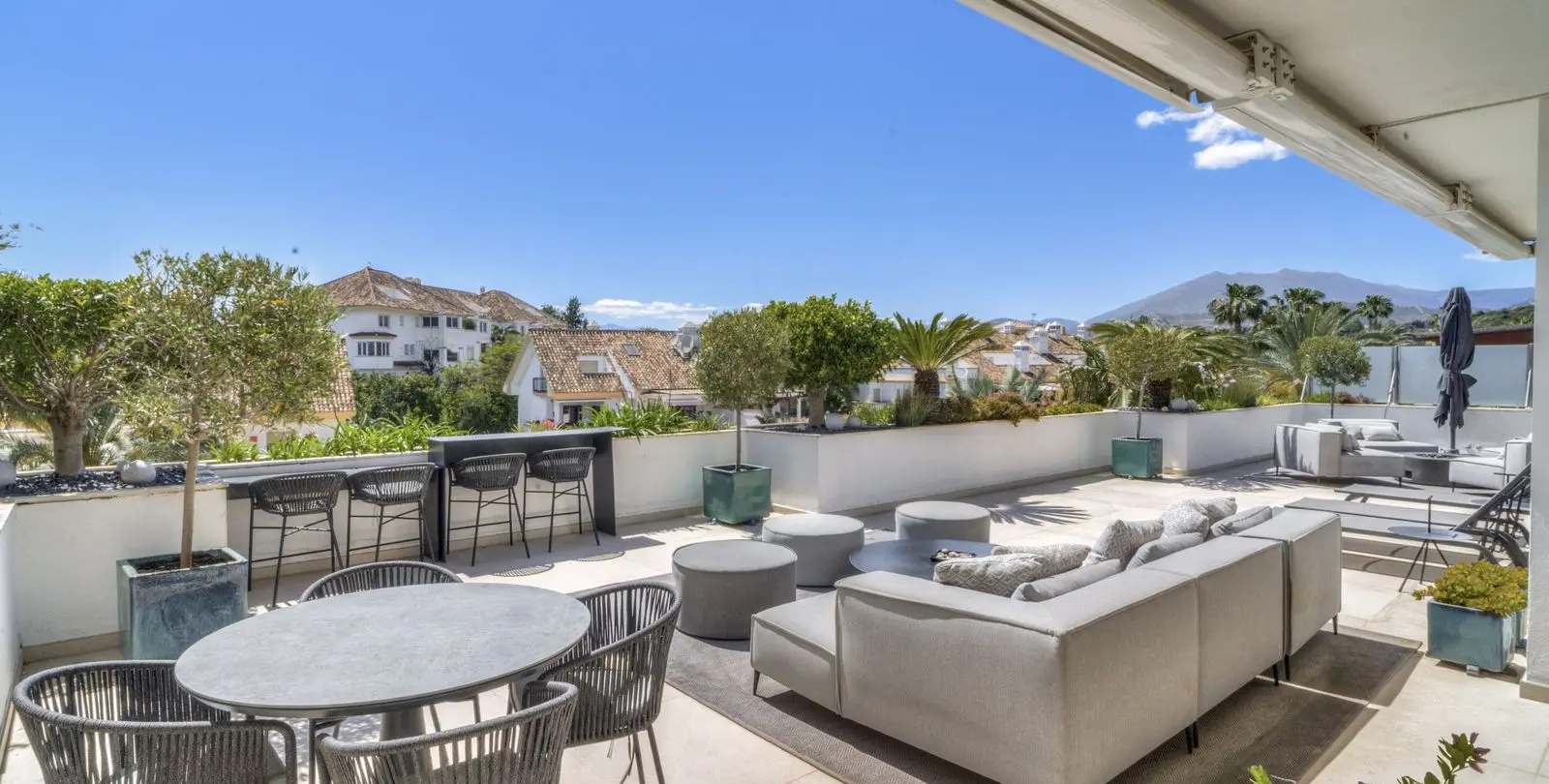 Sale of penthouse duplex in The Golden Mile 28