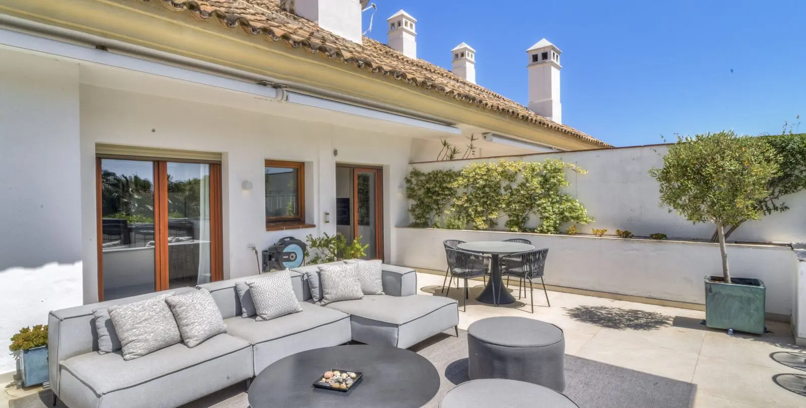 Sale of penthouse duplex in The Golden Mile 32