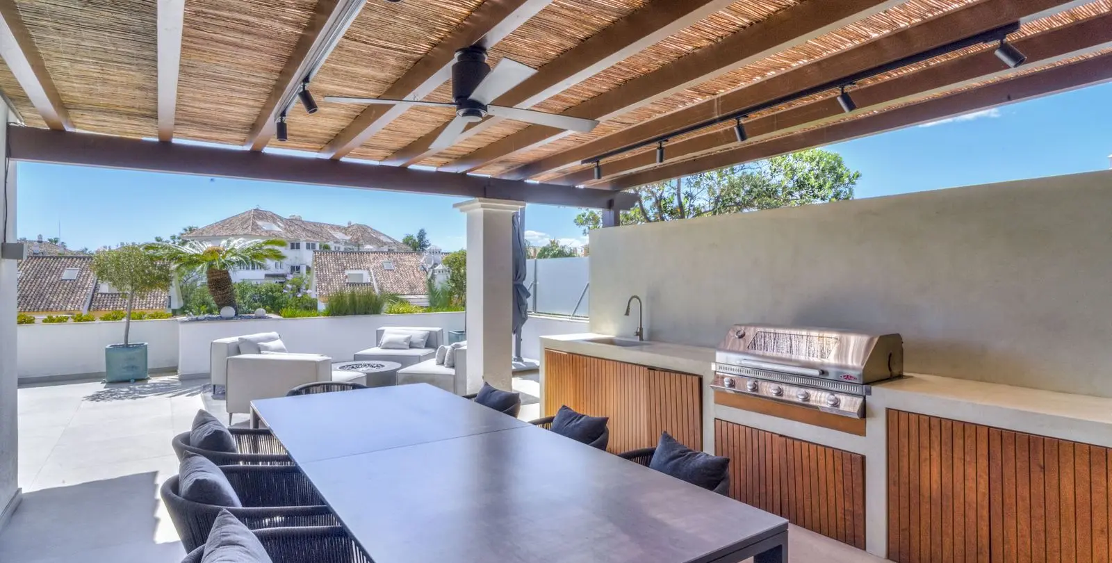 Sale of penthouse duplex in The Golden Mile 37