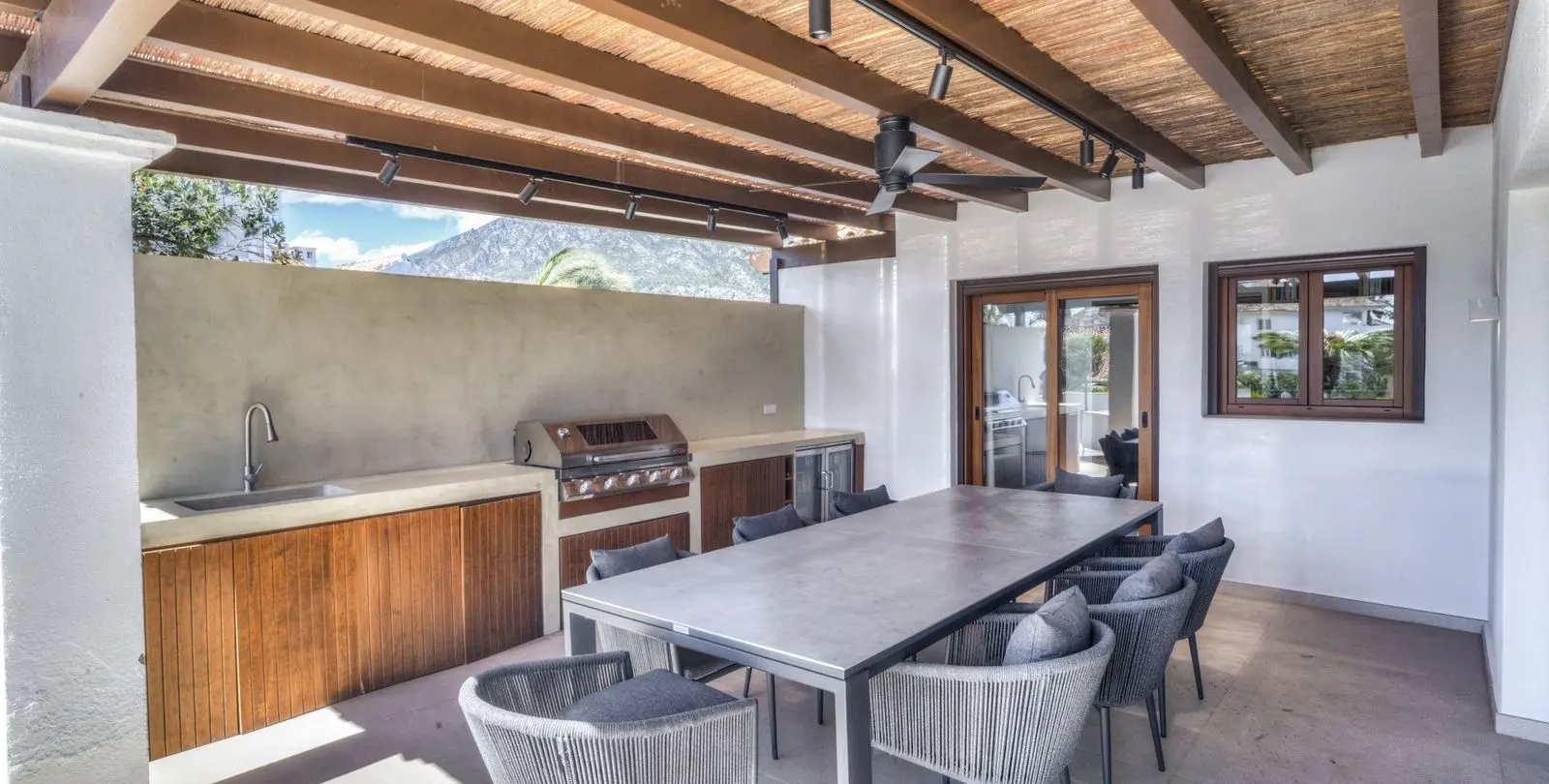 Sale of penthouse duplex in The Golden Mile 40