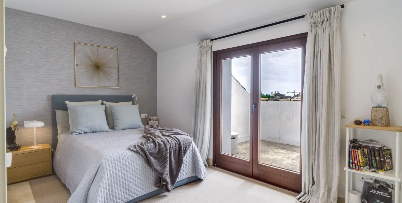Sale of penthouse duplex in The Golden Mile 50