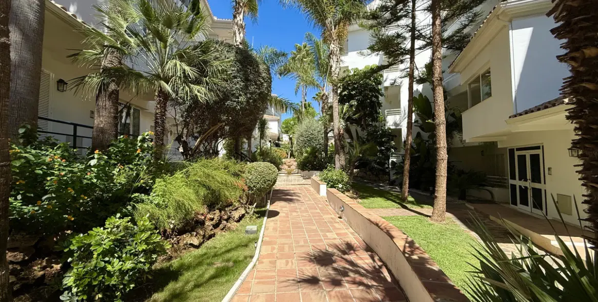 Alquiler a corto plazo de apartamento en planta baja en Guadalmina Baja 28