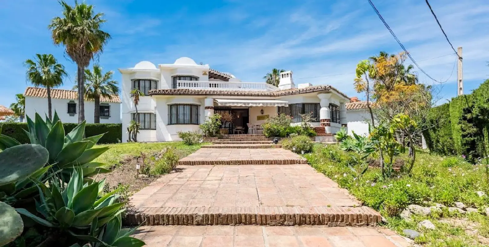 Long-term rent of detached villa in New Golden Mile 2