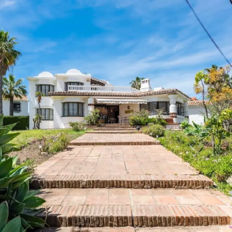 Long-term rent of detached villa in New Golden Mile
