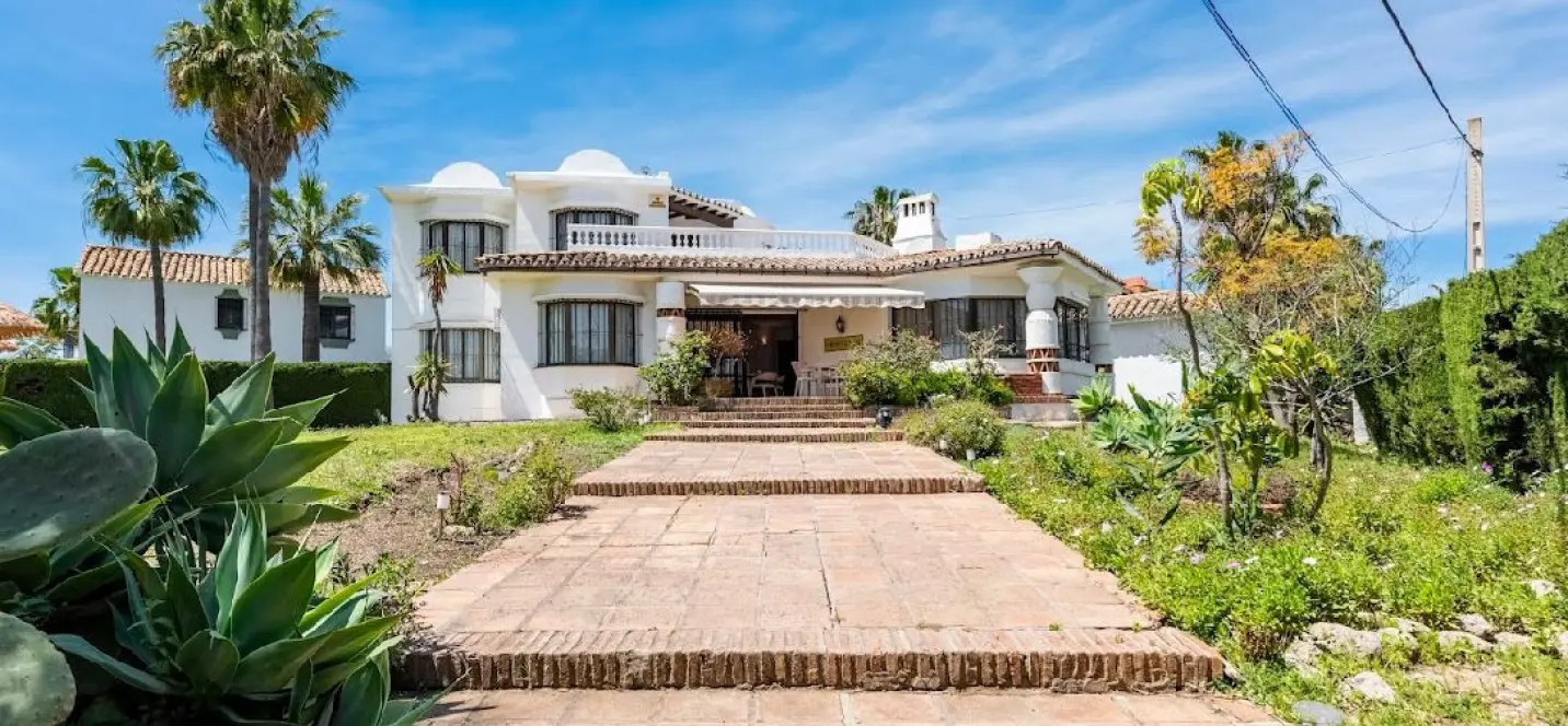Long-term rent of detached villa in New Golden Mile 1