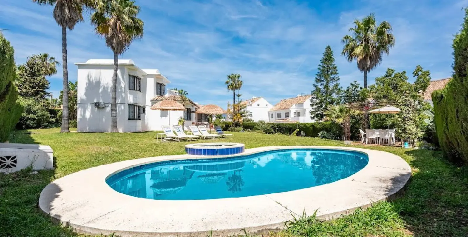 Long-term rent of detached villa in New Golden Mile 4