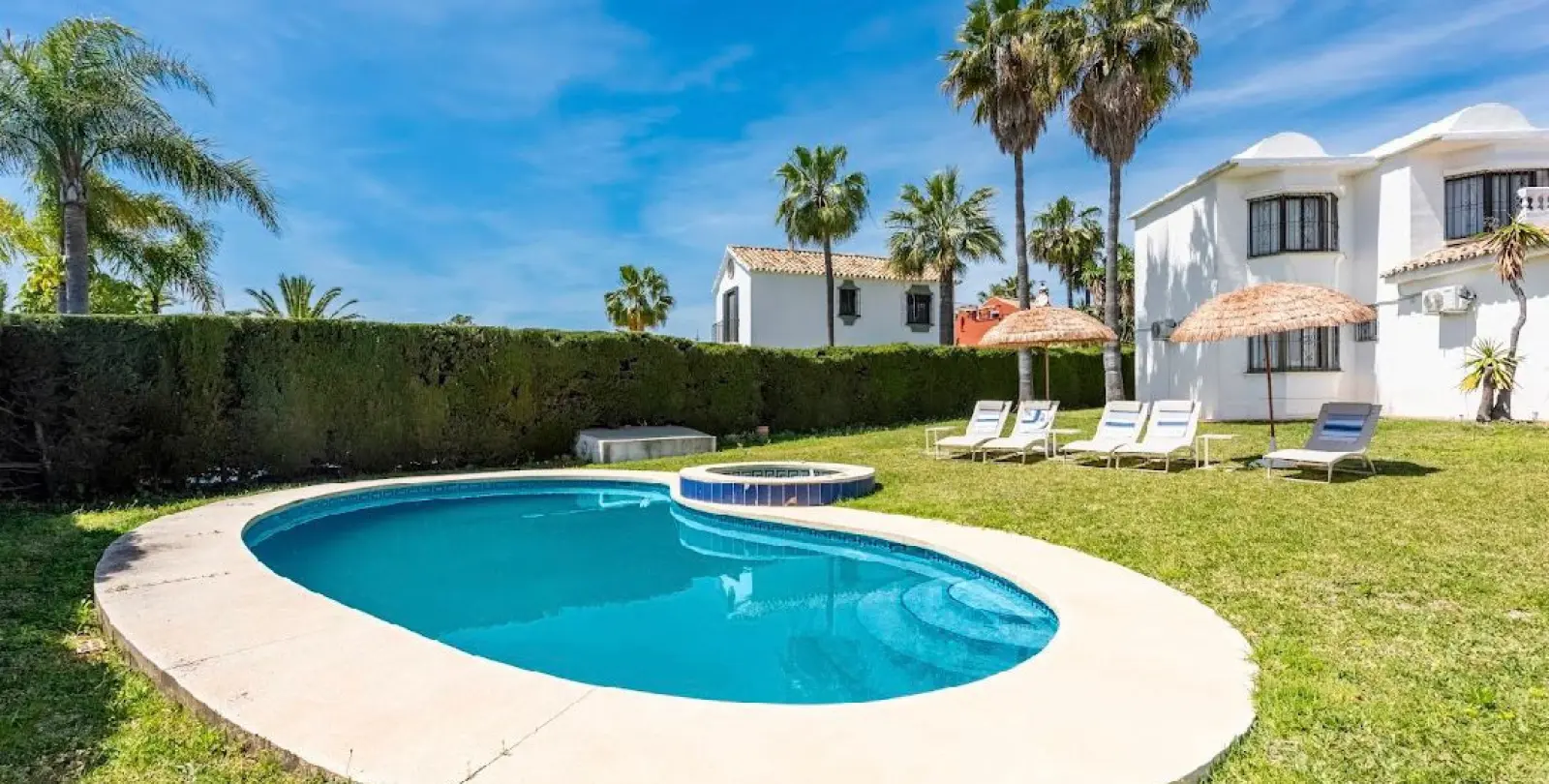 Long-term rent of detached villa in New Golden Mile 5