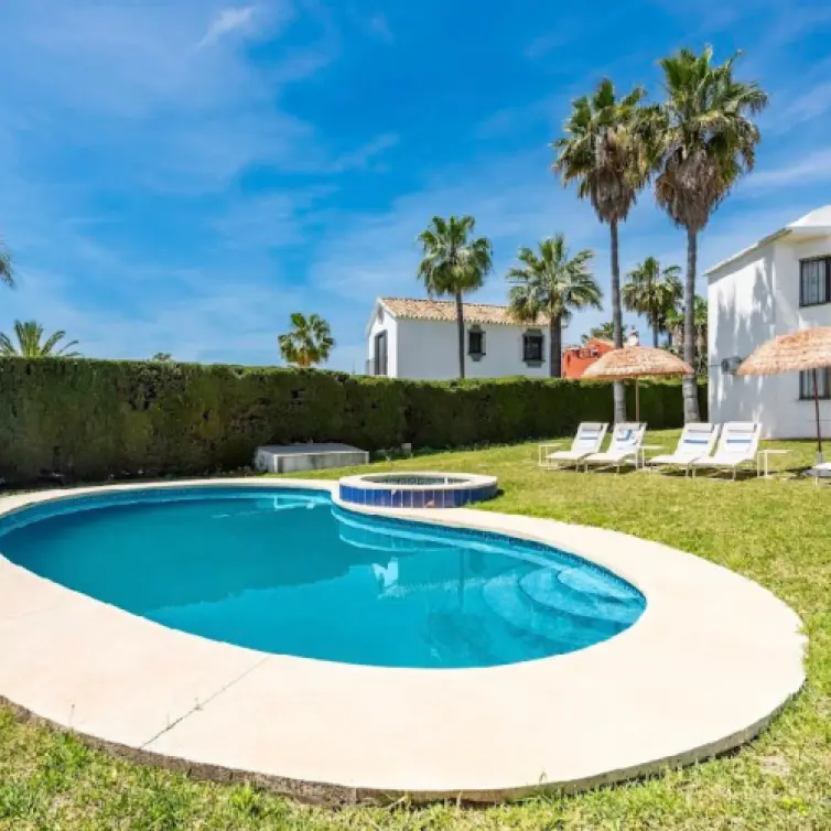 Long-term rent of detached villa in New Golden Mile